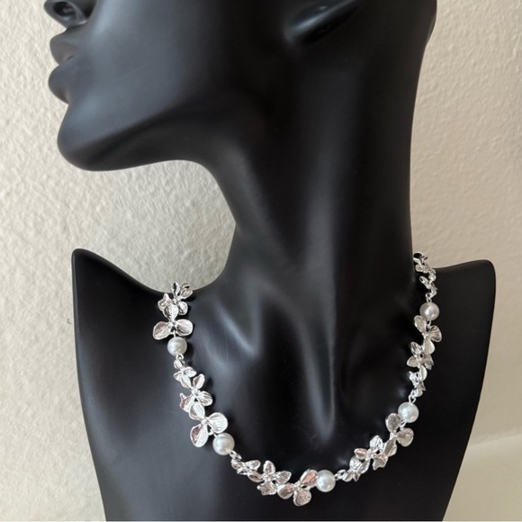 Elegant Floral Choker Necklace - Picture 4 of 8